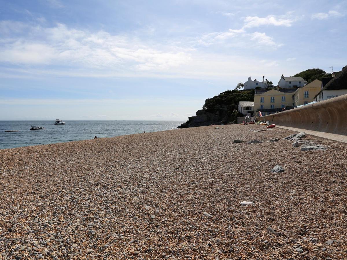 1 At The Beach Beesands Kültér fotó